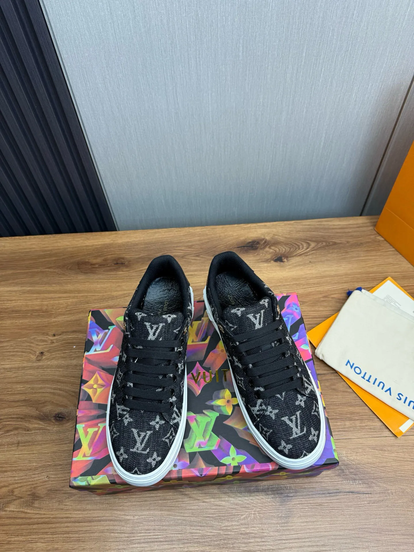 Factory price: 520💰LOUIS VUITTON [Louis VUITTON] The new trendy Lv is on the market🎁, casual and fashionable men's shoes👟The upper is made of imported original fabric + cowhide mesh lining, the original wear-resistant rubber outsole, the version is simple and elegant, exclusive for trendy men. Code number: 38-44, customized 45, 46
